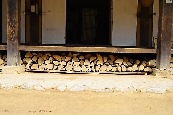 포토 JPG 주간 전통 시설물 건축 고건축 자연 주택 한국 초가집 사람없음 야외 정원 마루 대청 장작 국내포토 자연요소 건축물 아시아 한옥 바닥 건물 생태계 파일형식