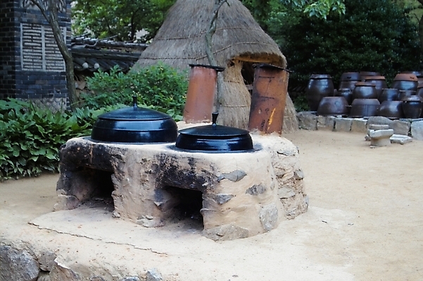 포토 JPG 주간 한국문화 한국전통 전통 생활용품 고건축 주택 기와집 사람없음 야외 항아리 가마솥 솥 아궁이 부뚜막 국내포토 자연요소 동양문화 건축물 주방용품 한옥 한국 건물 도자기 오브젝트 파일형식