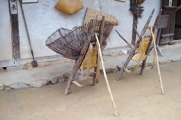 포토 JPG 주간 전통 산업 생활용품 농업 사람없음 야외 농기구 지게 운반도구 국내포토 자연요소 도구 오브젝트 파일형식