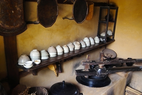 포토 JPG 한국문화 한국전통 전통 그릇 생활용품 사람없음 주방 항아리 도자기 질그릇 가마솥 오브젝트 국내포토 동양문화 식기 한국 솥 파일형식