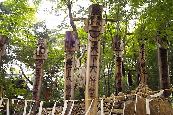 포토 JPG 주간 전통 종교 상징 종교용품 사람없음 야외 무속 무속신앙용품 장승 수호신 마을수호신 국내포토 자연요소 신_종교 파일형식