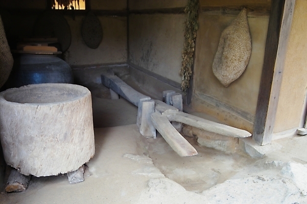 포토 JPG 주간 전통 산업 농업 사람없음 야외 도구 농기구 오브젝트 방아 디딜방아 국내포토 자연요소 파일형식