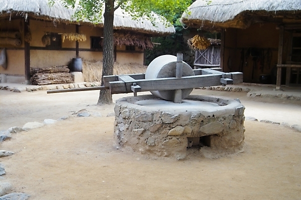 포토 JPG 주간 나무 식물 전통 건축물 건축 산업 고건축 농업 전통소품 한국 초가집 사람없음 야외 건물 정원 도구 공구 농기구 오브젝트 방아 디딜방아 국내포토 자연요소 아시아 한옥 파일형식