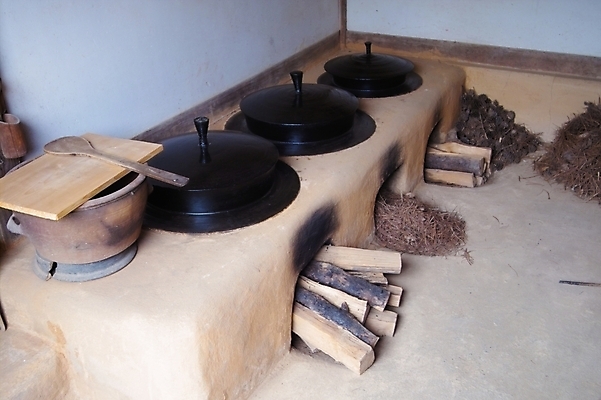 포토 JPG 한국문화 한국전통 전통 문화 생활용품 고건축 주택 실내 사람없음 주방 가마솥 솥 아궁이 장작 부뚜막 국내포토 동양문화 건축물 주방용품 한국 내부 건물 오브젝트 파일형식