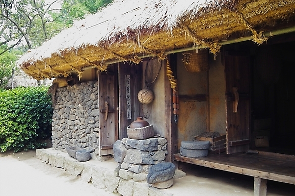 포토 JPG 주간 전통 시설물 건축 문화 고건축 한국건축 자연 주택 한국 초가집 사람없음 야외 제주도 동양건축 대청 국내포토 자연요소 건축물 아시아 한옥 건물 생태계 파일형식 동양