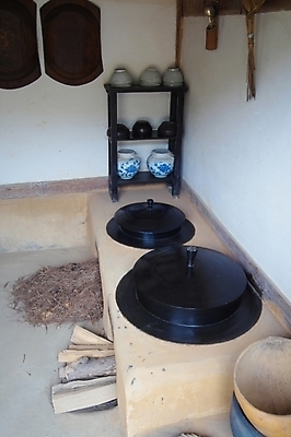 포토 JPG 한국문화 한국전통 전통 문화 생활용품 고건축 주택 사람없음 주방 도자기 가마솥 솥 아궁이 장작 민속 부뚜막 국내포토 동양문화 건축물 주방용품 한국 건물 오브젝트 파일형식