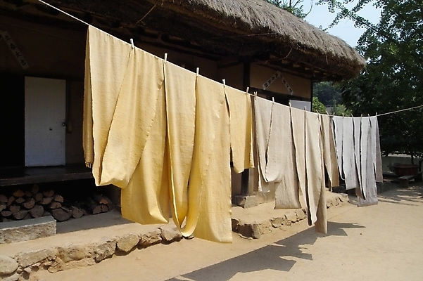 포토 JPG 주간 전통 시설물 건축 고건축 한국건축 자연 주택 한국 초가집 사람없음 야외 여름 동양건축 빨래 천 삼베 모시 베 국내포토 자연요소 건축물 계절 아시아 가사 한옥 건물 직물 생태계 파일형식 천_직물 동양