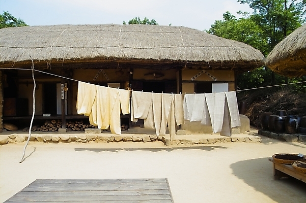 포토 JPG 주간 전통 시설물 건축 고건축 한국건축 자연 주택 한국 초가집 풍경 야외 여름 동양건축 빨래 천 삼베 모시 베 국내포토 자연요소 건축물 계절 아시아 가사 한옥 건물 직물 생태계 파일형식 천_직물 동양