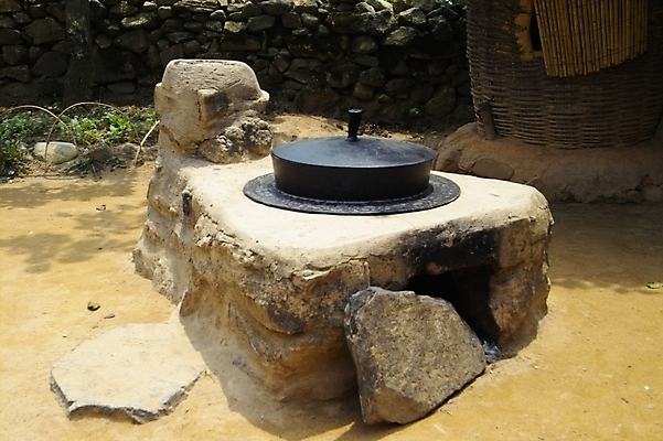 포토 JPG 주간 한국문화 한국전통 전통 문화 생활용품 고건축 주택 사람없음 야외 주방 가마솥 솥 아궁이 장작 민속 부뚜막 국내포토 자연요소 동양문화 건축물 주방용품 한국 건물 오브젝트 파일형식