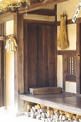 포토 JPG 주간 전통 시설물 건축 문화 고건축 한국건축 자연 주택 한국 초가집 기와집 사람없음 야외 동양건축 마루 대청 국내포토 자연요소 건축물 아시아 한옥 바닥 건물 생태계 파일형식 동양