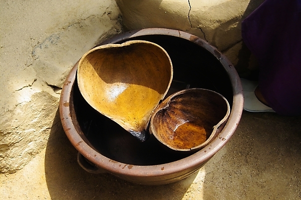 포토 JPG 주간 한국문화 한국전통 전통 생활용품 사람없음 야외 물 항아리 물통 민속 박 바가지 조롱박 국내포토 자연요소 동양문화 한국 도자기 오브젝트 파일형식