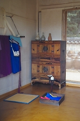 포토 JPG 한국문화 한국전통 전통 옷 가구 생활용품 고건축 한옥 주택 실내 방석 사람없음 방 장롱 전통의상 한복 안방 국내포토 동양문화 건축물 한국 내부 건물 오브젝트 파일형식