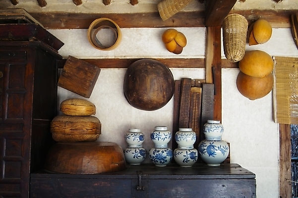 포토 JPG 주간 전통 생활용품 주방용품 전통소품 한국 사람없음 야외 바구니 도자기 오브젝트 민속 조롱박 국내포토 자연요소 아시아 파일형식