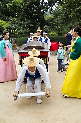 포토 JPG 주간 나무 식물 한국문화 한국전통 전통 여자 남자 결혼 가마_이동수단 사람 여러명 야외 전통의례 전통혼례 가마꾼 국내포토 자연요소 동양문화 교통수단 다수 한국 이벤트 파일형식