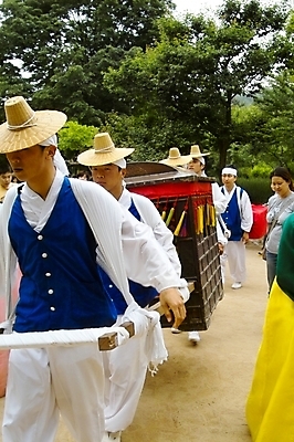 포토 JPG 주간 나무 식물 한국문화 한국전통 전통 여자 남자 결혼 가마_이동수단 사람 여러명 야외 전통의례 전통혼례 가마꾼 국내포토 자연요소 동양문화 교통수단 다수 한국 이벤트 파일형식