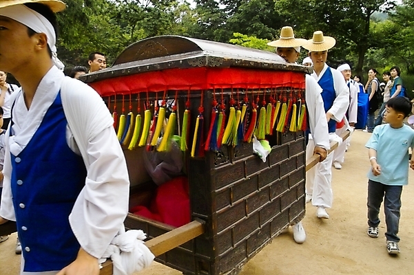 포토 JPG 주간 나무 식물 한국문화 한국전통 전통 여자 남자 어린이 결혼 가마_이동수단 사람 여러명 야외 전통의례 전통혼례 가마꾼 어린이만 국내포토 자연요소 동양문화 교통수단 다수 한국 이벤트 파일형식