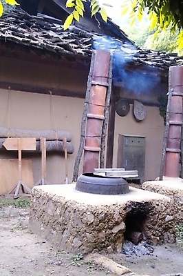 포토 JPG 주간 한국문화 한국전통 전통 생활용품 주택 굴뚝 사람없음 야외 건물 가마솥 솥 뒤뜰 뒤안 국내포토 자연요소 동양문화 건축물 주방용품 한국 오브젝트 파일형식