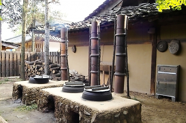 포토 JPG 주간 한국문화 한국전통 전통 생활용품 주택 굴뚝 사람없음 야외 건물 가마솥 솥 뒤뜰 뒤안 국내포토 자연요소 동양문화 건축물 주방용품 한국 오브젝트 파일형식