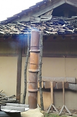 포토 JPG 주간 한국문화 한국전통 전통 시설물 건축 고건축 한국건축 주택 초가집 굴뚝 사람없음 야외 건물 동양건축 가마솥 솥 뒤뜰 뒤안 국내포토 자연요소 동양문화 건축물 주방용품 한옥 한국 파일형식 동양