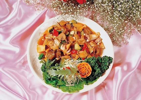 포토 JPG 꽃 음식 외국문화 중국문화 사람없음 장식 하이앵글 장미 중식 안개꽃 깐풍기 국내포토 식물 동양문화 문화 뷰포인트 한해살이풀 파일형식