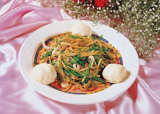 포토 JPG 꽃 음식 외국문화 중국문화 사람없음 장식 하이앵글 장미 중식 안개꽃 고추잡채 꽃빵 잡채 국내포토 식물 동양문화 문화 빵 뷰포인트 한해살이풀 파일형식