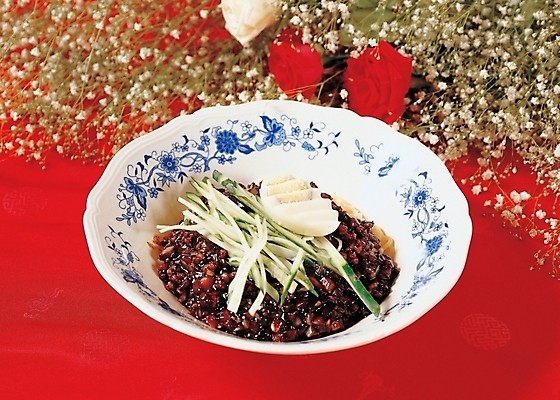 포토 JPG 꽃 음식 외국문화 중국문화 장식 하이앵글 장미 중식 면류 면 짜장면 안개꽃 간짜장 국내포토 식물 동양문화 문화 뷰포인트 한해살이풀 파일형식