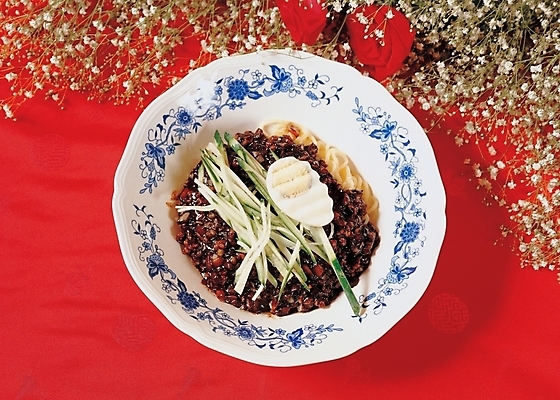 포토 JPG 꽃 음식 외국문화 중국문화 장식 하이앵글 장미 중식 면류 면 짜장면 안개꽃 간짜장 국내포토 식물 동양문화 문화 뷰포인트 한해살이풀 파일형식