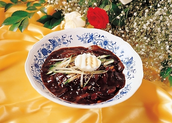 포토 JPG 꽃 음식 외국문화 중국문화 장식 하이앵글 장미 중식 면류 면 짜장면 안개꽃 간짜장 국내포토 식물 동양문화 문화 뷰포인트 한해살이풀 파일형식