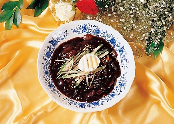 포토 JPG 꽃 음식 외국문화 중국문화 장식 하이앵글 장미 중식 면류 면 짜장면 안개꽃 간짜장 국내포토 식물 동양문화 문화 뷰포인트 한해살이풀 파일형식