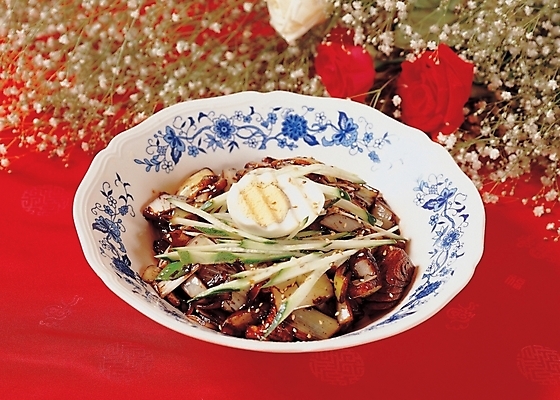 포토 JPG 꽃 음식 외국문화 중국문화 사람없음 장식 하이앵글 장미 중식 면류 면 짜장면 안개꽃 간짜장 국내포토 식물 동양문화 문화 뷰포인트 한해살이풀 파일형식