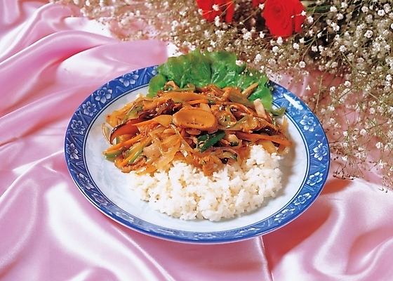 포토 JPG 꽃 음식 외국문화 중국문화 사람없음 장식 하이앵글 장미 중식 덮밥 안개꽃 고추잡채 고추잡채덮밥 국내포토 식물 동양문화 문화 뷰포인트 잡채 한해살이풀 파일형식