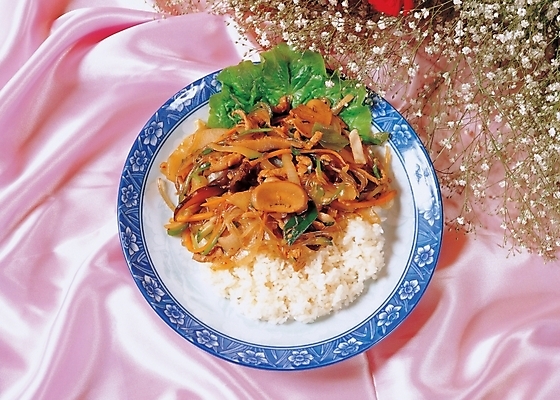 포토 JPG 꽃 음식 외국문화 중국문화 사람없음 장식 하이앵글 장미 중식 덮밥 안개꽃 고추잡채 고추잡채덮밥 국내포토 식물 동양문화 문화 뷰포인트 잡채 한해살이풀 파일형식