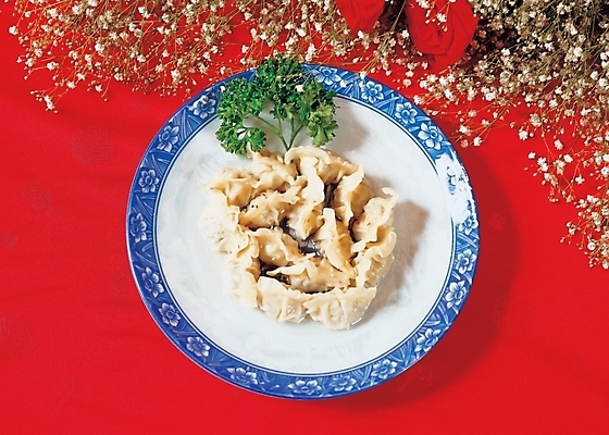 포토 JPG 꽃 음식 외국문화 중국문화 실내 사람없음 장식 하이앵글 장미 중식 만두 안개꽃 딤섬 물만두 국내포토 식물 동양문화 문화 뷰포인트 내부 한해살이풀 파일형식