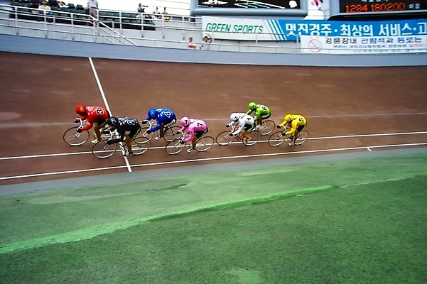 포토 JPG 주간 남자 스포츠 레저 운동선수 사람 여러명 야외 레포츠 자전거 사이클선수 경륜장 사이클링 남자만 국내포토 자연요소 다수 스포츠시설 바이크 육상스포츠 파일형식