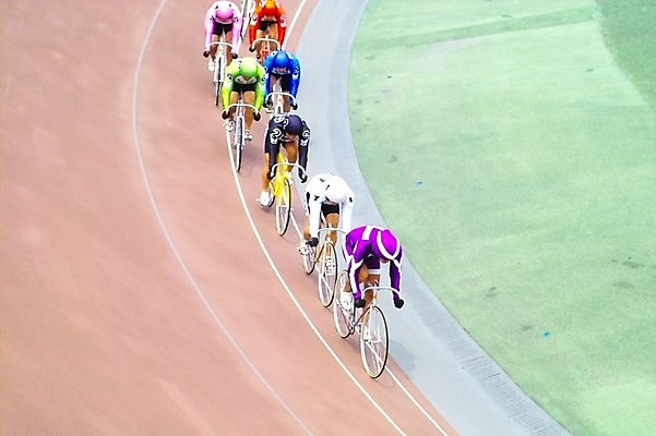 포토 JPG 주간 남자 스포츠 레저 운동선수 사람 여러명 야외 레포츠 자전거 사이클선수 경륜장 사이클링 남자만 국내포토 자연요소 다수 스포츠시설 바이크 육상스포츠 파일형식