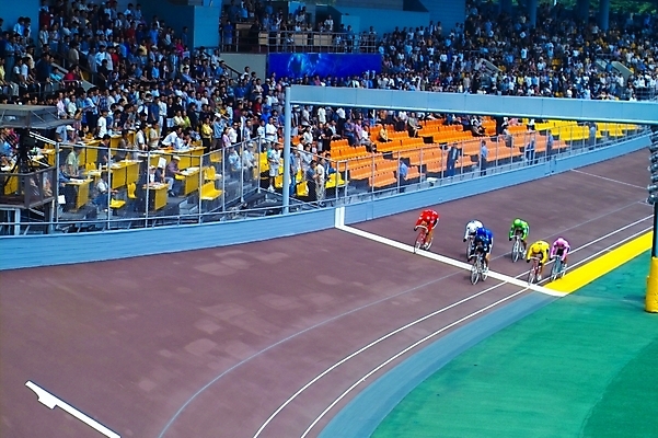 포토 JPG 주간 스포츠 레저 운동선수 사람 야외 레포츠 자전거 군중 사이클선수 경륜장 사이클링 국내포토 자연요소 스포츠시설 바이크 육상스포츠 파일형식