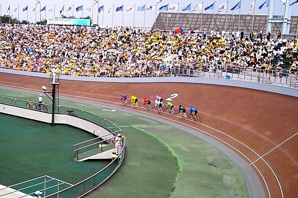 포토 JPG 주간 스포츠 레저 운동선수 사람 야외 레포츠 자전거 군중 사이클선수 경륜장 사이클링 국내포토 자연요소 스포츠시설 바이크 육상스포츠 파일형식