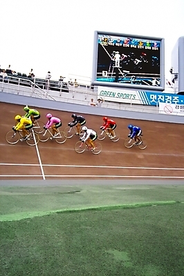 포토 JPG 주간 남자 스포츠 레저 운동선수 사람 여러명 야외 레포츠 자전거 사이클선수 경륜장 사이클링 남자만 국내포토 자연요소 다수 스포츠시설 바이크 육상스포츠 파일형식