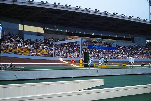 포토 JPG 주간 시설물 현대건축 건축 스포츠시설 사람 야외 자전거 스타디움 경기장 군중 경륜장 국내포토 자연요소 건축물 스포츠 바이크 시설 파일형식