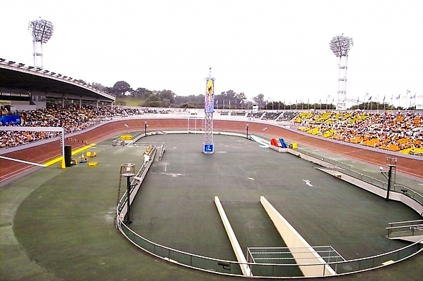 포토 JPG 주간 시설물 현대건축 건축 스포츠시설 사람 야외 자전거 스타디움 경기장 군중 경륜장 국내포토 자연요소 건축물 스포츠 바이크 시설 파일형식