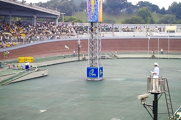 포토 JPG 주간 시설물 현대건축 건축 스포츠 스포츠시설 사람 야외 자전거 스타디움 경기장 군중 사이클선수 경륜장 국내포토 자연요소 건축물 운동선수 바이크 시설 파일형식