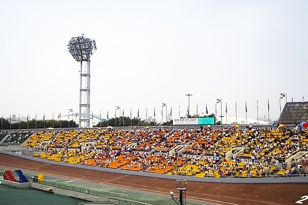 포토 JPG 주간 시설물 현대건축 건축 스포츠시설 사람 야외 스타디움 경기장 군중 경륜장 국내포토 자연요소 건축물 스포츠 시설 파일형식