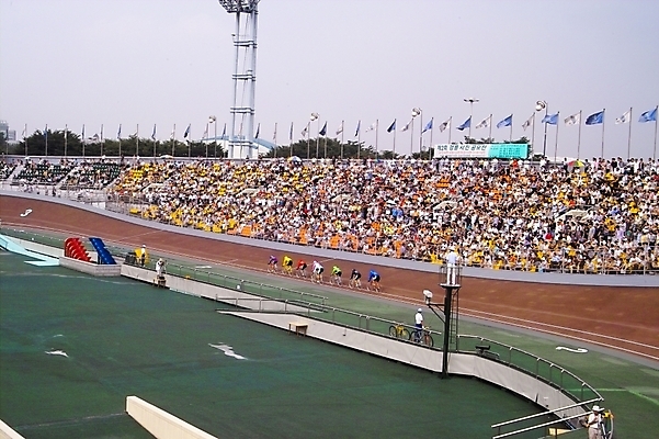 포토 JPG 주간 시설물 현대건축 건축 스포츠 스포츠시설 사람 야외 자전거 스타디움 경기장 군중 사이클선수 경륜장 국내포토 자연요소 건축물 운동선수 바이크 시설 파일형식