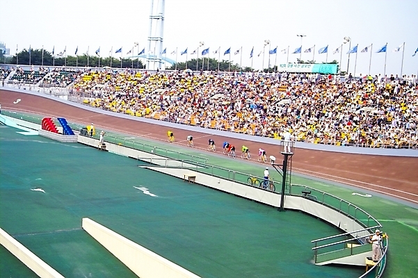 포토 JPG 주간 시설물 현대건축 건축 스포츠 스포츠시설 사람 야외 자전거 스타디움 경기장 군중 사이클선수 경륜장 국내포토 자연요소 건축물 운동선수 바이크 시설 파일형식