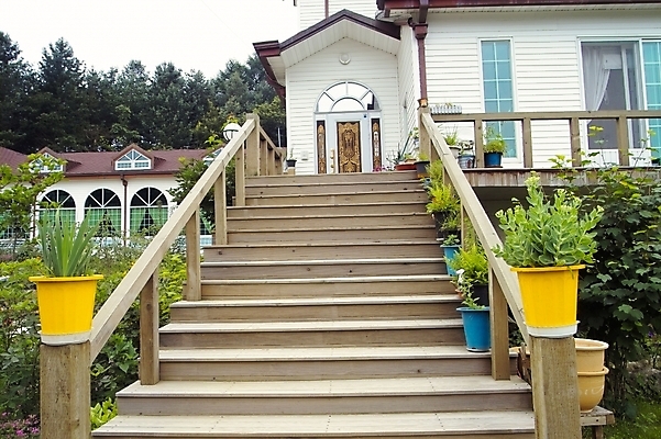 포토 JPG 주간 식물 시설물 웰빙 현대건축 건축 화분 주택 사람없음 야외 건물 계단 건축부분 숙박업 전원주택 호스텔 국내포토 자연요소 건축물 산업 숙소 파일형식