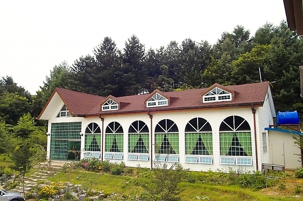 포토 JPG 주간 나무 식물 시설물 웰빙 건축 주택 사람없음 야외 건물 숙박업 전원주택 호스텔 국내포토 자연요소 건축물 산업 숙소 파일형식