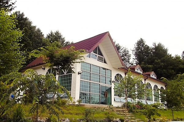 포토 JPG 주간 나무 식물 시설물 웰빙 건축 주택 사람없음 야외 건물 숙박업 전원주택 호스텔 국내포토 자연요소 건축물 산업 숙소 파일형식