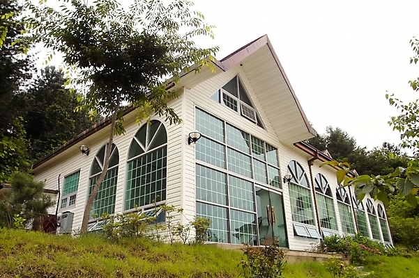 포토 JPG 주간 나무 식물 시설물 웰빙 건축 주택 사람없음 야외 건물 전원주택 국내포토 자연요소 건축물 파일형식