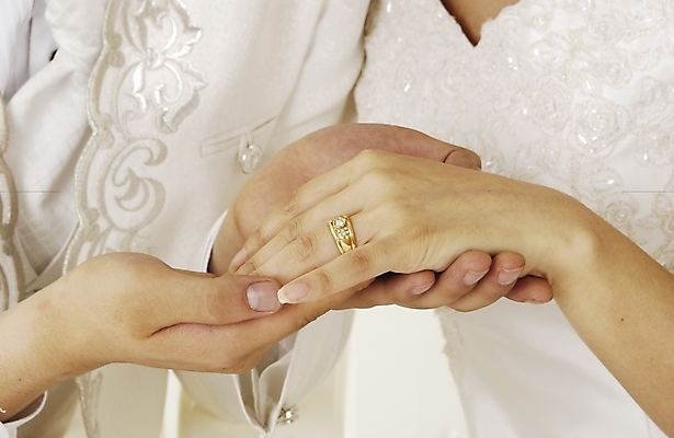 포토 JPG 스튜디오촬영 손 커플 여자 남자 신부 한쌍 웨딩드레스 포즈 신랑 결혼 사람 정장 턱시도 두명 신체부위 촬영 반지 건배 언약 국내포토 드레스 옷 장신구 관계 실내 이벤트 파일형식