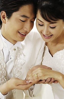 포토 JPG 스튜디오촬영 손 커플 여자 남자 신부 한쌍 웨딩드레스 포즈 신랑 결혼 사람 정장 턱시도 상반신 두명 앞모습 촬영 반지 건배 언약 국내포토 드레스 옷 뷰포인트 장신구 관계 실내 이벤트 신체부위 파일형식